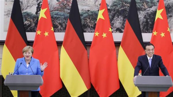 China's Premier Li Keqiang (R) and German Chancellor Angela Merkel attend a joint news conference in Beijing on May 24, 2018. (AFP/ File)
