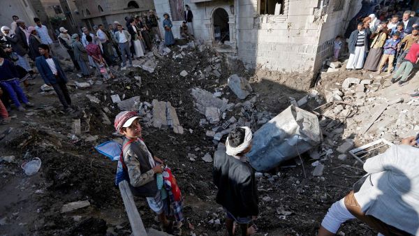 People look at the damage of an airstrike in Yemen (AFP/File Photo)	