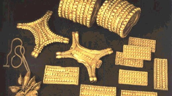 A large quantity of gold jewelry was stolen by a group of thieves in the UAE! (Shutterstock)