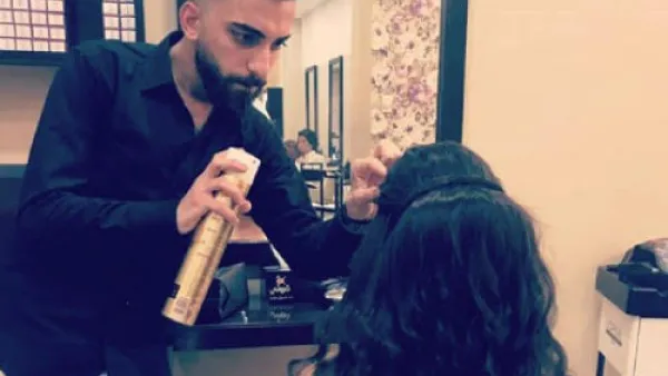 تصفيفات شعر ناعمة بأنامل مصفف الشعر "مؤمن أبو لبن" 