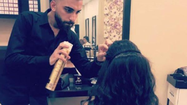 تصفيفات شعر ناعمة بأنامل مصفف الشعر "مؤمن أبو لبن" 