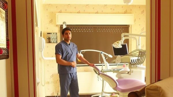 دكتور متميز صاحب اللمسة المبدعة لكل من زاره  ولمس عمله المتقن