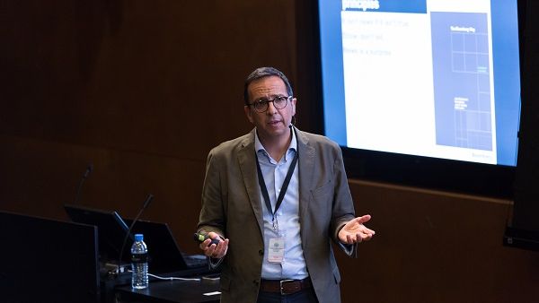 Riad Hamade, executive editor of Bloomberg News MENA presenting on financial information and reporting at Northwestern University in Qatar.
