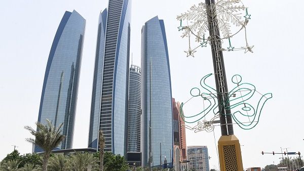 يأتي مشروع الإنارة التزيينية الذي نفذته البلدية وفقاً لتشكيلات إسلامية مستوحاة من روحانية الشهر الفضيل لإضفاء المزيد من الجمال والسكينة وخصوصية الشهر على شوارع أبوظبي وضواحيها.