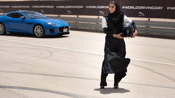 أسيل الحمد أول قيادة لها على أرض المملكة في سيارة جاكوار F-TYPE.