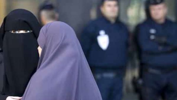 حكومة مقاطعة كيبيك تستعد لإصدار تشريع يحظر على الموظفين العموميين ارتداء رموز دينية بما فيها الحجاب