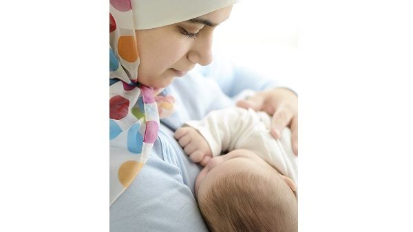 إن الاقتصار على الرضاعة الطبيعية خلال الأشهر الستة الأولى من حياة الطفل يعود بمنافع صحية كثيرة على الأم وطفلها معاً.