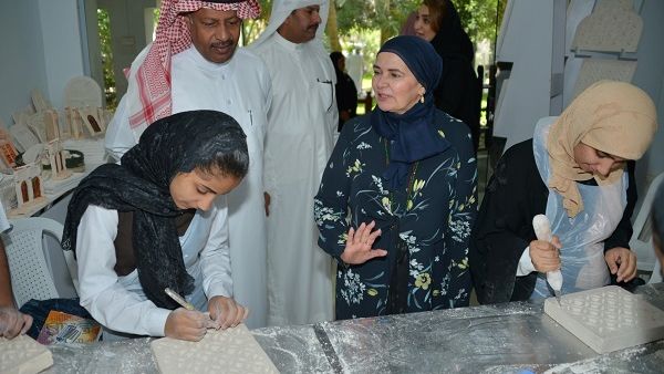 تم تدريب 25 طالب وطالبة على المهارات الأساسية لخمس حرف يدوية تقليدية الا وهي صناعة نماذج السفن الخشبية، والنسيج اليدوي، والنقش على الجبس، والصناديق المبيتة، والفخار.