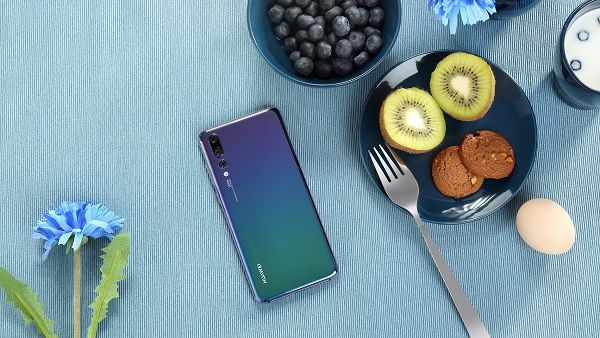 يتيح لكم هاتف HUAWEI P20 Pro توظيف مهاراتكم في التصوير لتشويق أحبائكم من الأهل والأصدقاء وتشجيعهم على الانضمام إلى مائدة الإفطار والسحور.