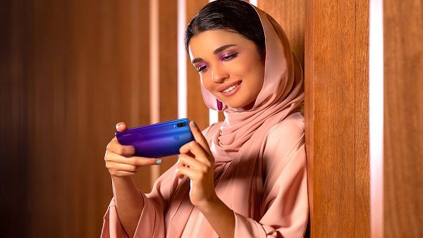 إن اقتناء هاتف محمول ومدعوم بإمكانات الذكاء الاصطناعي يعد بمثابة تحويل حلم عشاق السيلفي إلى واقع ملموس، إذ بات الهاتف أشبه ما يكون بروبوت يعمل كمصوّر محترف لدى مستخدمه.