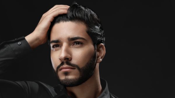 مشكلة تساقط الشّعر شائعةً بين الرّجال بمختلف أعمارهم