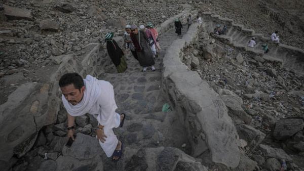  صندوق في الوسط به دهن العود والورود وأقمشة غسل الكعبة
