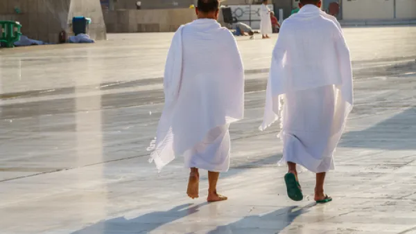 الإكثار من نوافل الطاعات، والتضرع بين يدي الله
