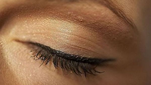 لتحديد العيون استعملي محدد باللون الأسود 