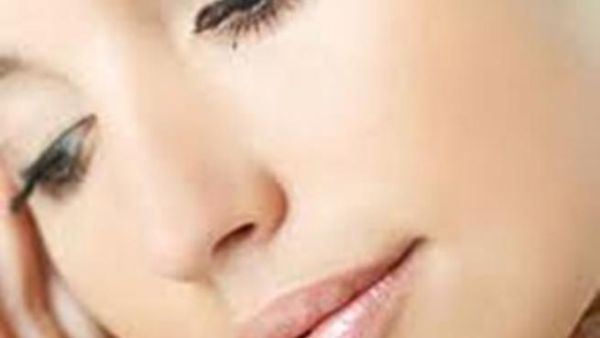 الماكياج الطبيعي مصطلح يشير الى المنتجات التي تحتوي على نسبة عالية من المكونات الطبيعية 