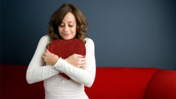 لما لا تفتحي علبة شوكولا وتستمتعي بما سنخبرك به من طرائف وأخبار ظريفة عن يوم الحب.
