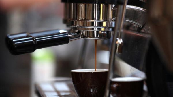 تأثير الكافيين علي وزن الجنين بسبب أن الكافيين يخترق المشيمة, ويصل للطفل الذي لايستطيع هضم هذه المادة جيدا, لهذا قد تؤثر تلك المادة في عوامل ترتبط بنمو الجنين