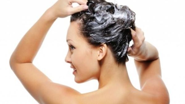 استعمال الماء البارد بعد الشامبو يساعد على اغلاق المسامات
