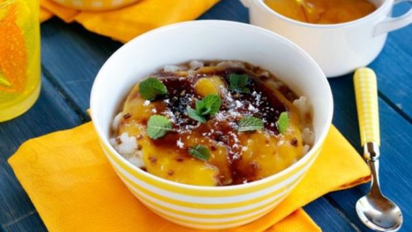 طبق حلوى من المطبخ الاسيوي. غني بالمكونات الشهية والمغذية.