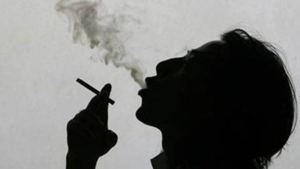 عادة التدخين سيئة وتضر بالصحة - صورة تعبيرية 