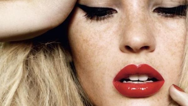 استعملي "ماسكارا" أو مجمل الرموش باللون الأسود لزيادة كثافة الرموش.