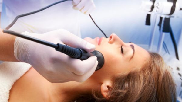 طريقة التثقيب الميكروني بالترددات الراديونية تساهم في علاج حب الشباب. (تعبيرية).