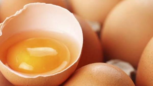 البيض فقير بهيدرات الكربون ولذالك يجعل وجهك ناعماً.