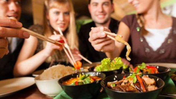 اطلب اولا طبقا صحيا لتجنب الانجراف وراء الاصدقاء الذين يحبون الاكل الدسم