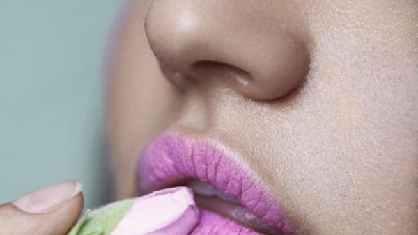 قناع الورد يفتح لون الشفاه الداكنة ويمنحها الترطيب الضروري 