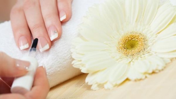 استعملي طلاء اظافر معالج وشفاف لعلاج مشاكل الاظافر الشائعة 