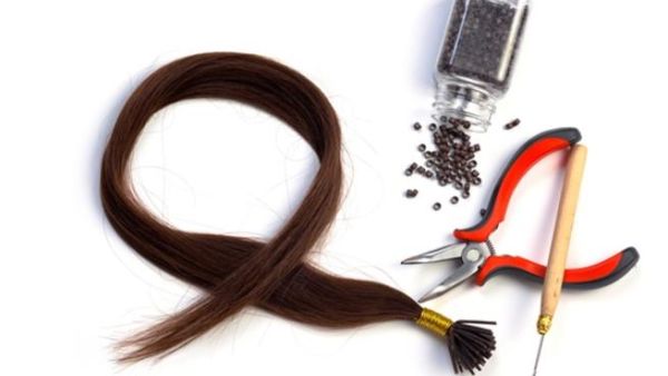 قومي بتركيب خصل الشعر المستعار لدى خبير مختص