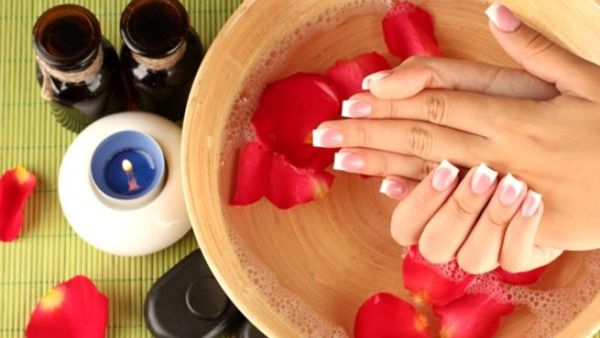 شمع التدليك. يوفر طريقة حسية جديدة