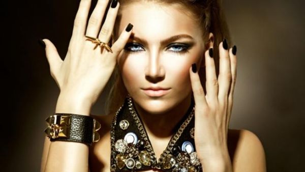 الاكسسوارات والمجوهرات يمكن ان تزيدك أناقة أو تزيل عنك صفة الاناقة لذا احذري من المبالغة