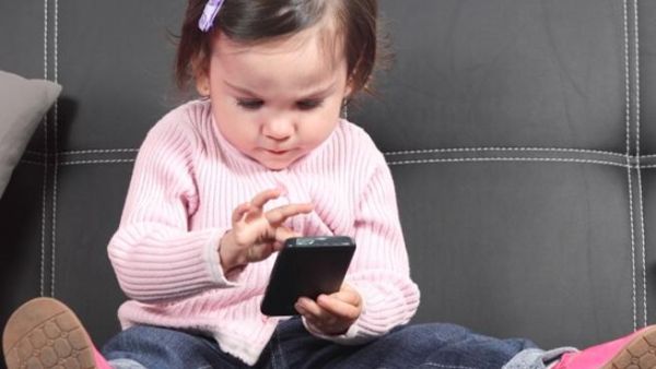 ثلث الاطفال يعرفون كيف يستخدمون الهواتف الذكية حتى قبل أن يتعلموا الكلام!