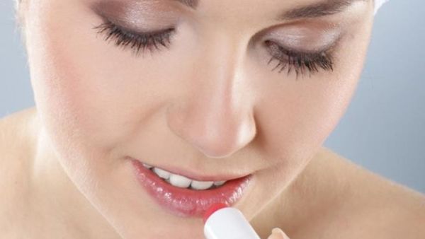 يمكنك صنع مرهم من مكونات طبيعية لعلاج مشاكل الشفاه