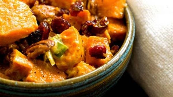 سلطة البطاطا الحلوة مع التوت البري والجوز