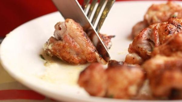 قطع الطعام الى لقم صغيرة يشجع على خسارة الوزن