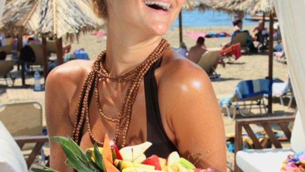 ركز على الخضار والفواكه الطازجة وتجنب النشويات والسكريات قدر الامكان