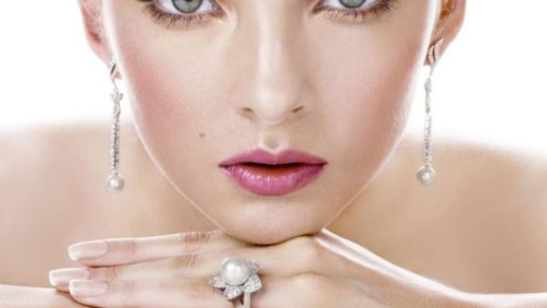 الفازلين يرطب الشفاه ويحبس الرطوبة ويعالج مشاكل التشقق والجفاف