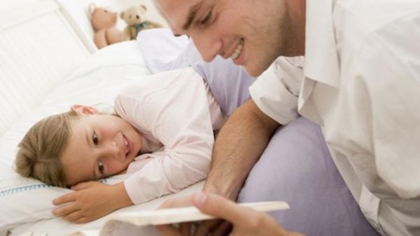 قراءة بضعة قصص أو صلاوات قبل وقت النوم يساعد على جلب النعاس 