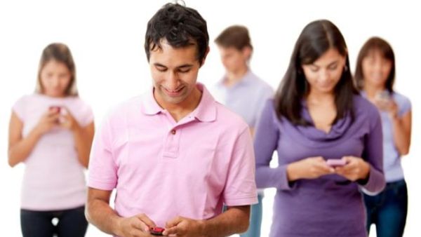 تذكر بأن هناك حياة واقعية حولك بعيدا عن مواقع التواصل الإجتماعية