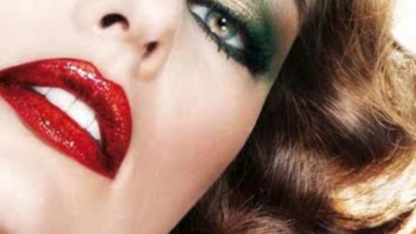 الشفاه الحمراء موضة هذا السنة