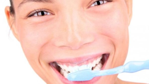 تنظيف الاسنان يحمي من امراض القلب المزمنة تنظيف الاسنان يحمي من امراض القلب المزمنة