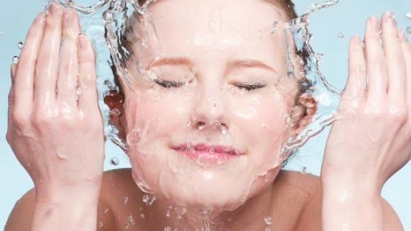 الماء عنصر هام للحفاظ على البشرة ولكنه لا يكفي !