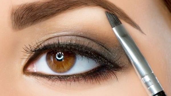 اختيار الظل المناسب سوف يجعل حواجبك تبدو طبيعية