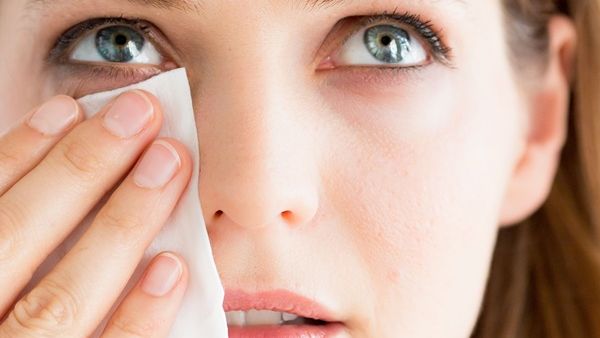 إزالة الماكياج ضرورية قبل النوم