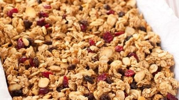 تعلمي طريقة صنع ألواح الجرانولا الصحية تعلمي طريقة صنع ألواح الجرانولا الصحية