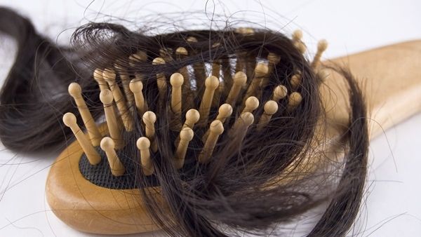 استخدام مجففات الشعر وغيرها من الاجهزة التي تفرد وتلف الشعر يمكن أن تسبب تلفه وتضرره