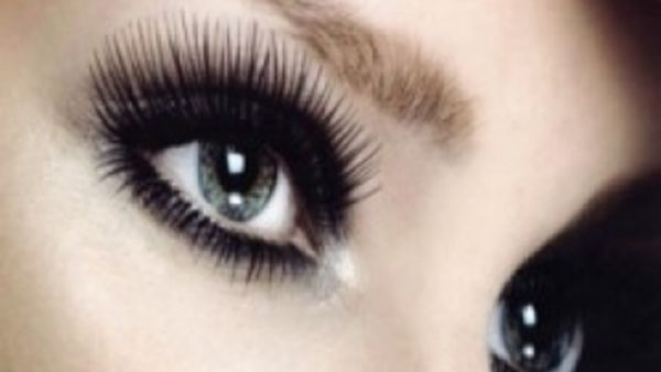 بعض أنواع الماسكارا تكون جافة جدا وتقشر سريعا؛ وبعضها رطب جدا ويتكتل في غضون ثوان