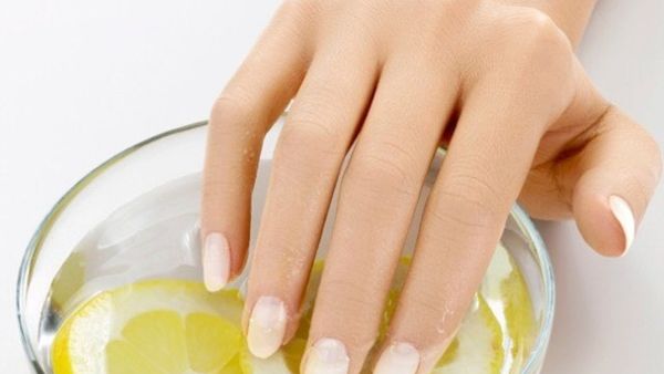 العناية بالاظافر تبدأ من الداخل مع الحرص على الترطيب الخارجي